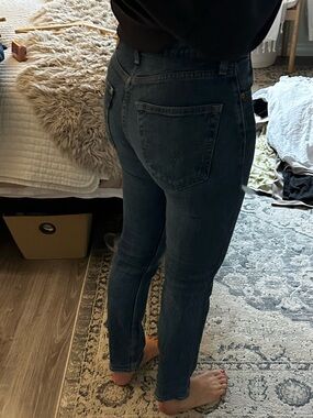 vintage- Levis Dark Blue High-Rise Jeans-sife worn in perfectly